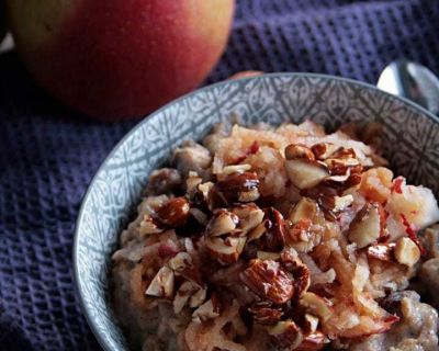 Wärmendes Apfelkuchen-Porridge mit glasierten Mandeln