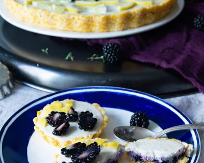 Sommerliche Eistarte mit Zitronen- und Brombeercrème und feinem Aprikosen-Thymian-Boden - glutenfrei, paleo, vegan