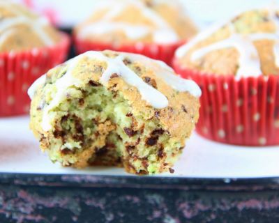 Süße Zucchini-Muffins mit Schokolade und Zitronenguss