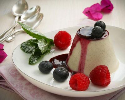 Vanilliges “Koko Cotta” mit Heidelbeer-Minz-Topping