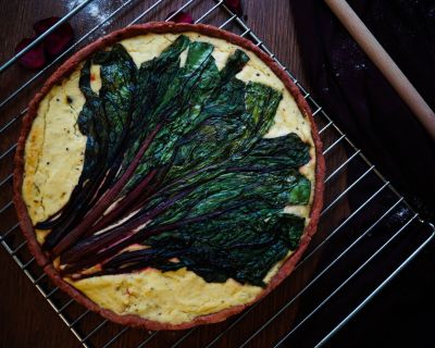 Vegane Mangoldquiche mit Buchweizen-Rote Bete-Boden und würzig käsigem Mandel-Pastinaken-Guss