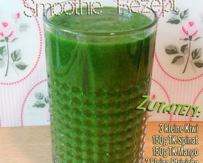 Grüner Smoothie mit Matcha, Spinat, Selleriegrün, Mango, Pfirsich und Kiwi