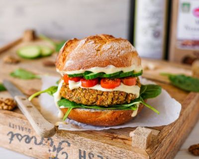 Veganer Sommerburger mit Nüssen, Hanfsamen + Olivenöl