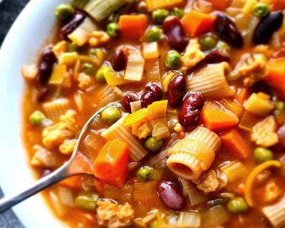 Vegane Minestrone mit viel pflanzlichem Protein