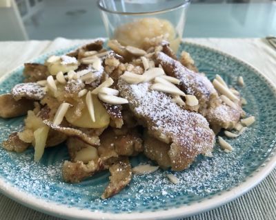 veganer Kaiserschmarrn mit Apfel, Mandeln und Rosinen