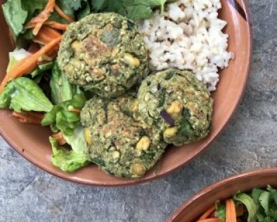 Vegane Falafel Bowl mit Tahini Dressing, Salat und Reis