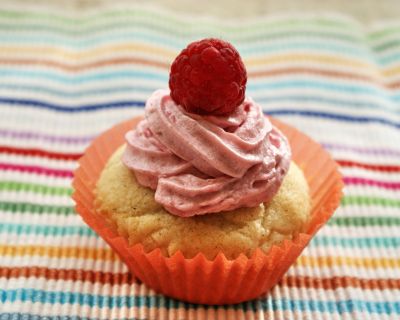 Zarte Vanillecupcakes mit Himbeercreme
