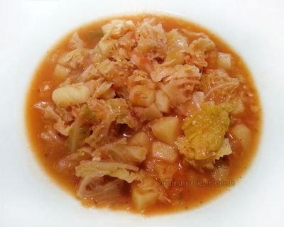 Wirsingeintopf mit Kartoffeln und roten Linsen