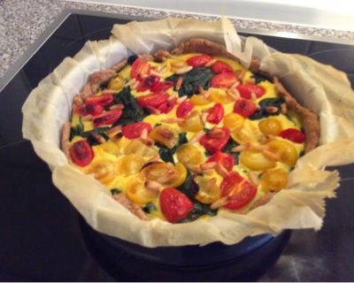 Vegane Spinat-Quiche mit Tomaten und Pinienkernen