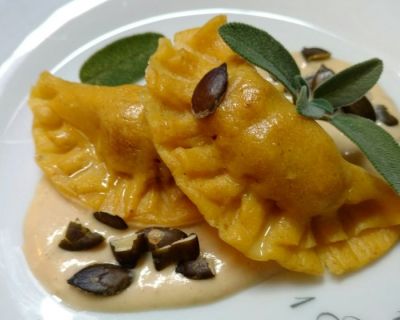 Vegane Ofen- Ravioli mit Kürbis/Mandelkeks-Füllung auf Jalapeno-Tahin Sößchen.