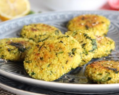 Kartoffel-Hirse-Bratlinge mit Paprika-Tahin-Soße