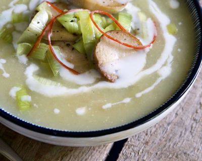 Cremige Kartoffel-Lauch-Suppe mit gebratenen Kräuterseitlingen