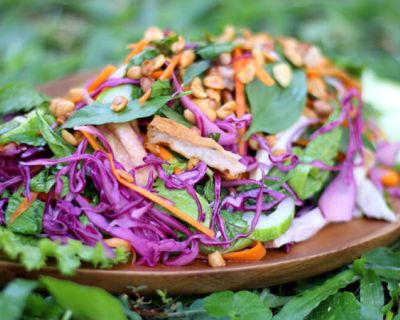 Asiatischer Krautsalat mit Minze und Erdnüssen