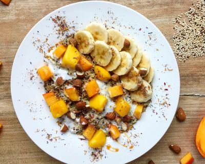 Bunte Quinoa-Frühstücks-Bowl vegan