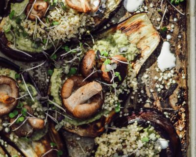 Herbstliche Auberginen-Sliders mit Bohnencreme, Quinoa, Pilzen und Senfsprossen