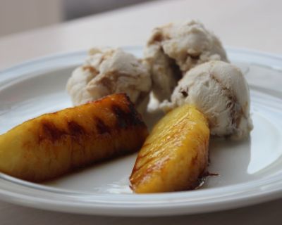 Gegrillte Ananas mit Eis