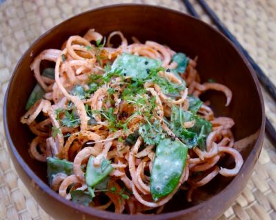 Zucchini Nudeln mal anders: Möhrensalat mit Mandelmus Sauce