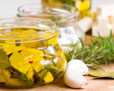 Feta ohne Schaf: Schnelle, vegane Feta-Alternative in Kräutern und Öl