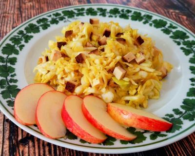 Spitzkohlsalat mit Äpfeln und Räuchertofu