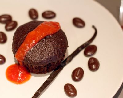 Veganer Schoko-Muffin mit Erdbeersoße