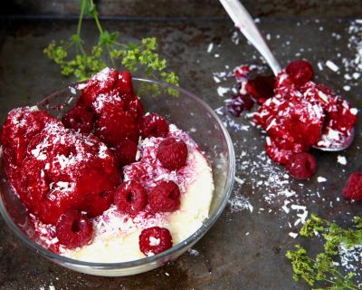 Weiße Schokoladensuppe mit Himbeersorbet