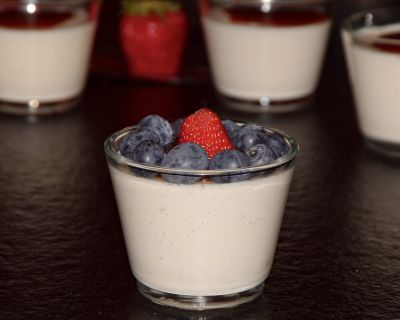 Veganes Panna Cotta mit Karamellsauce