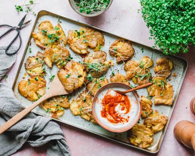 Smashed Potatoes mit Harissa-Joghurt & Microgreens