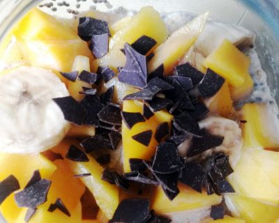 Overnight Oats mit Vanille, Mango und Schokoraspeln