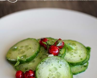 Gurkensalat mit Vogelmiere und roten Johannisbeeren