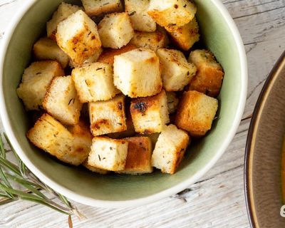 Croûtons selber machen: Knackige Resteverwertung für altes Brot, Brötchen und Co.
