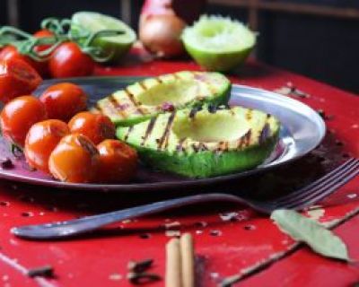 Gegrillte Avocado mit geschmorten Cherry Tomaten auf Grüner Pfeffer und Preiselbeersauce