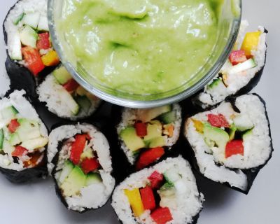 Rohveganes Sushi mit Mango-Avocado-Dip.