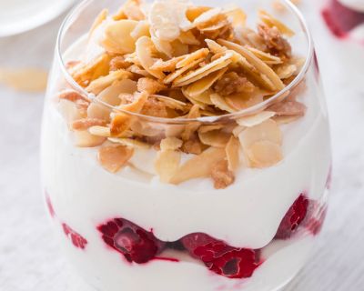 Veganes Himbeer Dessert mit karamellisierten Mandelblättchen