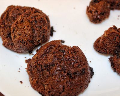 Zuckerfreie Studentenfutter-Brownies / -Küchlein