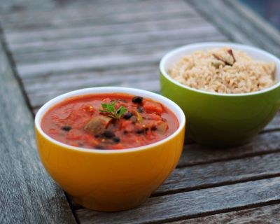 Eintopf mit schwarzen Bohnen und Auberginen