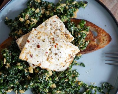 Würziger Schwarzkohlsalat mit gebratenem Tofu auf Sauerteigbrot