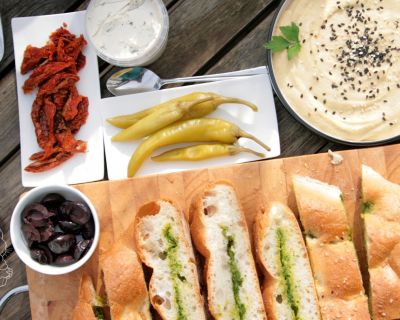 Fladenbrot mit Knoblauch und Kräutern | Pita bread with garlic and herbs