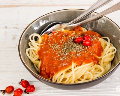 Pastasoße mit Hagebutten: fruchtige Hagebuttensoße selber machen