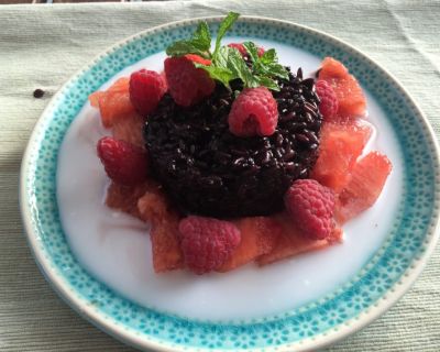 schwarzer Klebreis mit Kokossauce und frischer Wassermelone