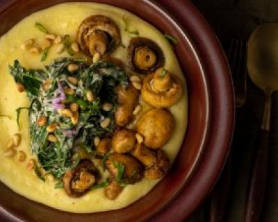 Ofenchampignons an gedünstetem Giersch auf cremiger Polenta