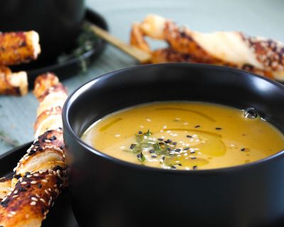 Cremige Süßkartoffel-Suppe mit Thymian und Blätterteig-Knusperstangen (vegan) ❤