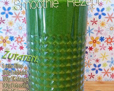 Grüner Smoothie mit  Matcha, Petersilie, Feldsalat, Staudensellerie, Ananas, Mango und Birne