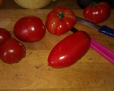 Grüner Spargel mit getrockneten Tomaten