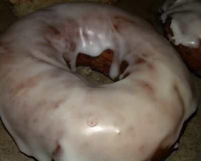 Donuts mit Zitronen und Himbeerglasur