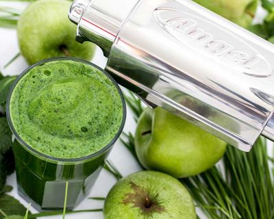 Kaffee-Alternative aus Weizengras, Minze und Apfel