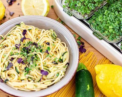 Sommerliche Pasta mit Microgreens