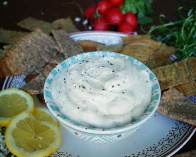 Blitzschneller veganer Ricotta mit Amaranth-Kürbiskern Cracker und Buchweizen-Sesam Cracker 