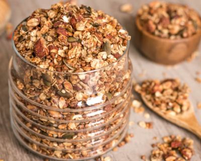 Granola selber machen – veganes Buchweizen Müsli mit Banane & Zimt