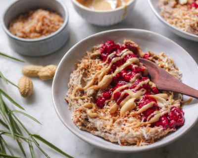 Buchweizen Smoothie-Bowl mit warmen Himbeeren und Erdnussmus