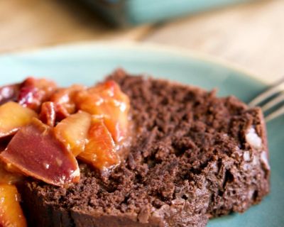 Schoko-Schwarzbier-Kuchen mit geschmorten Zimt-Zwetschgen